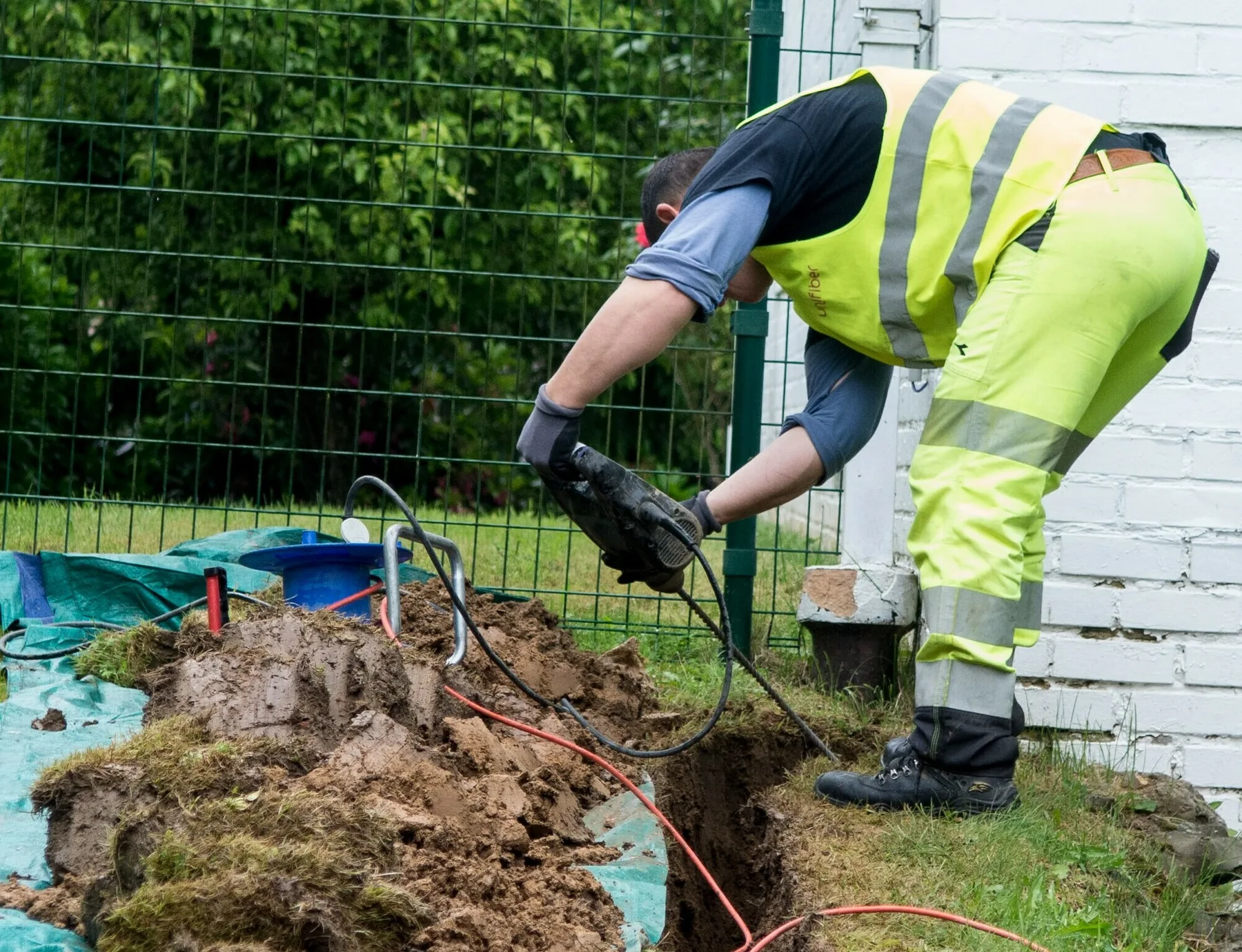 La fibre entre dans votre maison par un petit trou invisible dans votre façade