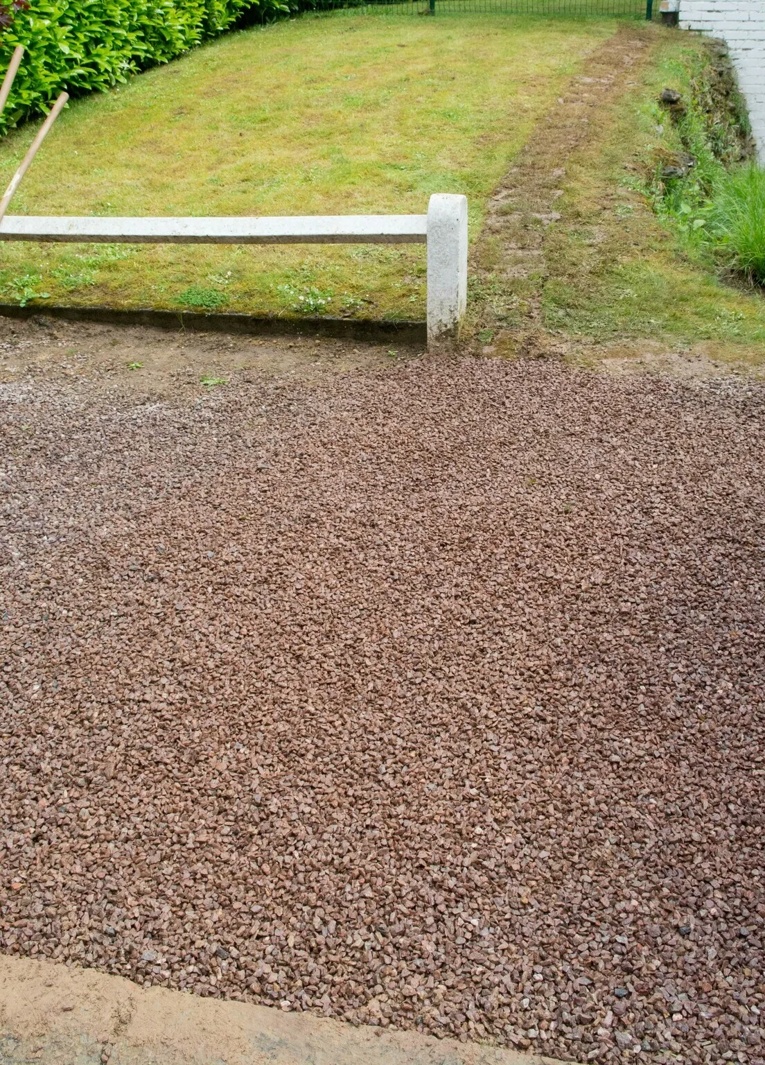 Notre équipe referme la tranchée, remet tout en place dans l'état d'origine